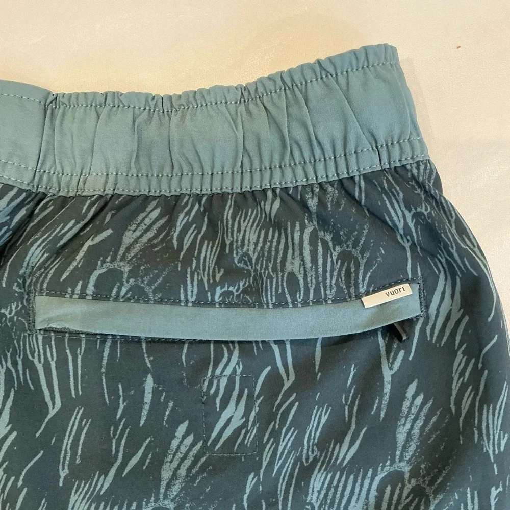 Vuori Men's Banks Shorts Unlined 7.5 in Kashmir Flux Size Large